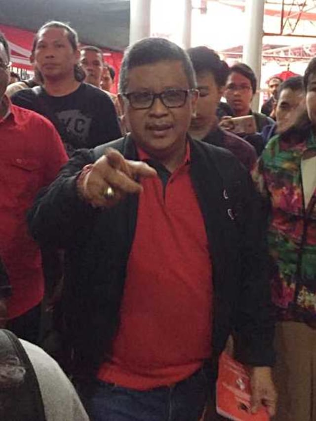 Sekjen PDIP Hasto Kristiyanto meninjau gladi bersih Rakernas, Kamis (9/1). Foto: Paulina Herasmarinandar/kumparan