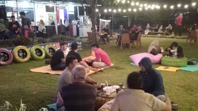 Warga Mamuju memilih bersantai di Taman Karema. Foto: Awal Dion/sulbarkini