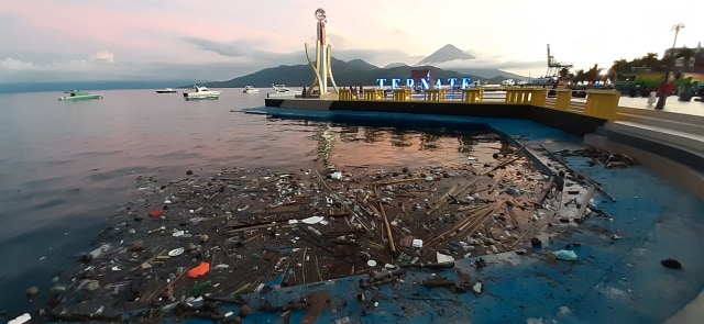 Sampah menumpuk di sisi Landmark Ternate. Foto: Faris Bobero/cermat