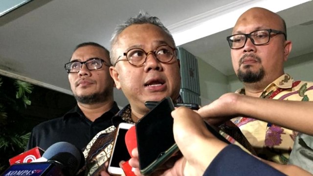 Ketua KPU Arief Budiman sebelum menuju KPK, Kamis (9/1). Foto: Abyan Faisal/kumparan