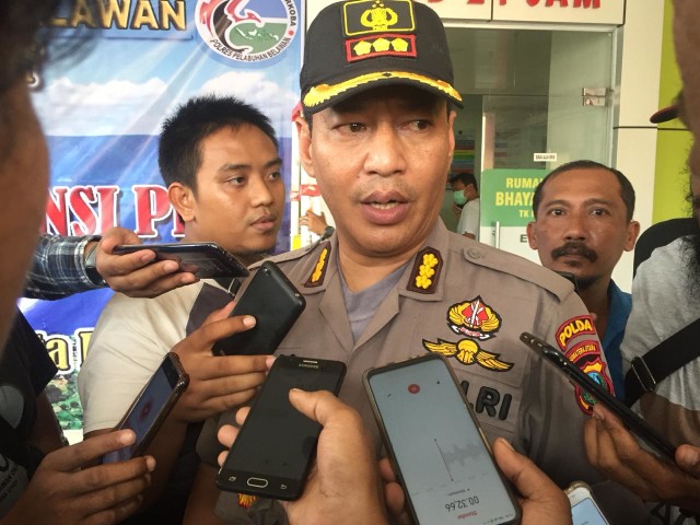 Kabid Humas Polda Sumut Kombes Tatan Dirsan Atmaja saat memberikan keterangan kepada wartawan di RS Bhayangkara Medan, Kamis (9/1), Foto: Rahmat Utomo/kumparan