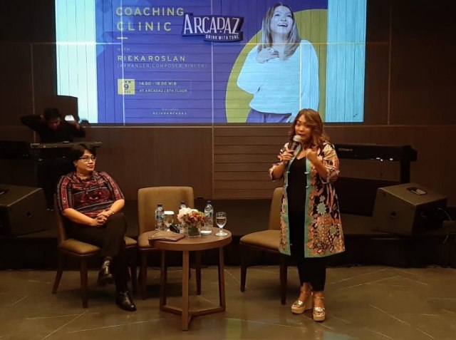 A. Retnowati, General Manager Grand Ambarrukmo (kiri) dan Rieka Roslan (kanan) saat memberikan materi di Grand Ambarrukmo, Kamis (8/1/2020). Foto: Leni