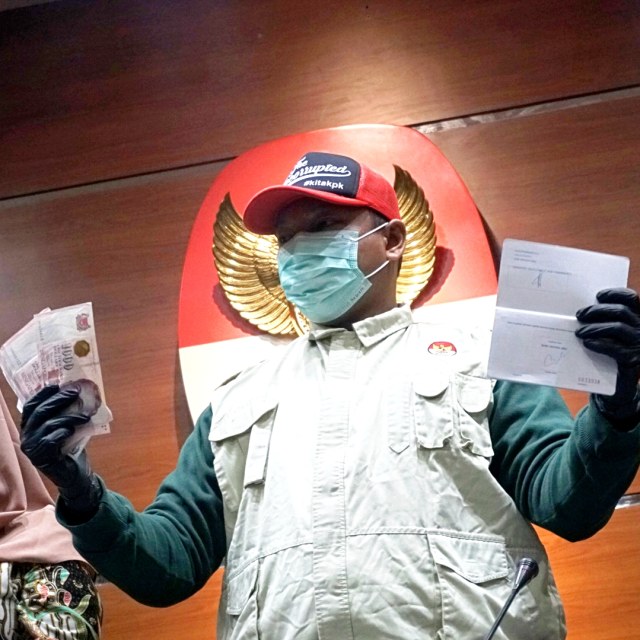 Barang bukti operasi tangkap tangan (OTT) Komisioner KPU, Wahyu Setiawan, ditunjukkan saat konferensi pers, di KPK, Kamis (9/1/2020). Foto: Iqbal Firdaus/kumparan
