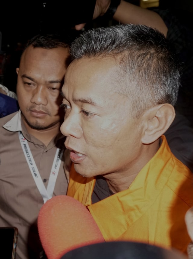 Wahyu Setiawan mengenakan rompi oranye usai ditetapkan sebagai tersangka, Jumat (10/1). Foto: Iqbal Firdaus/kumparan