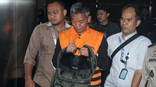 Wahyu Setiawan mengenakan rompi oranye usai ditetapkan sebagai tersangka, Jumat (10/1). Foto: Iqbal Firdaus/kumparan