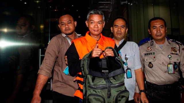 Komisioner KPU Wahyu Setiawan mengenakan rompi tahanan usai menjalani pemeriksaan di gedung KPK, Jakarta, Jumat (10/1) dini hari. Foto: ANTARA FOTO/Dhemas Reviyanto