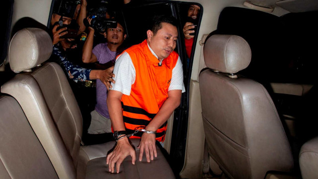 Tersangka Saeful menaiki mobil tahanan usai menjalani pemeriksaan di gedung KPK, Jakarta, Jumat (10/1) dini hari. Foto: ANTARA FOTO/Dhemas Reviyanto