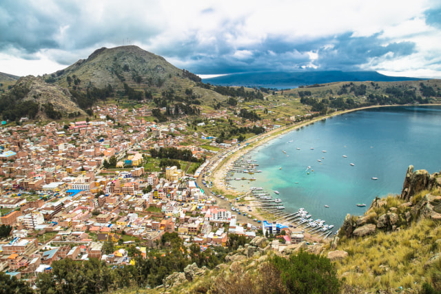 Potret danau tertinggi di dunia yang terletak di Amerika Selatan Foto: Shutter Stock