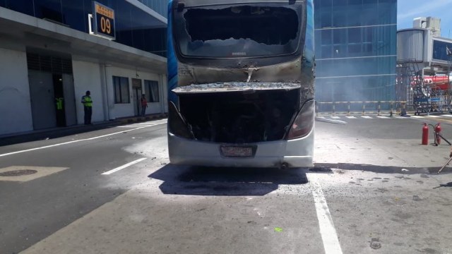 Bus penumpang terbakar di Ngurah Rai. Foto: Dok. Istimewa