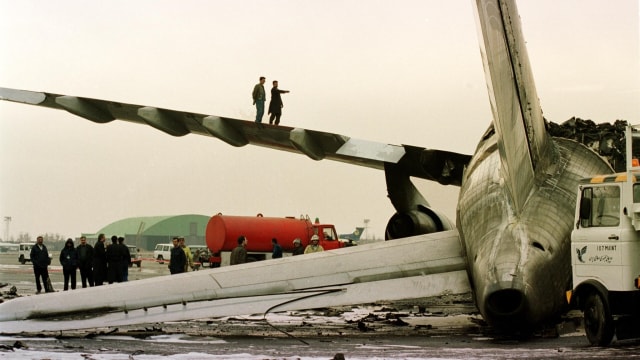 Bangkai pesawat Airbus A-300 maskapai Iran Air Foto: AFP/HENGHAMEH FAHIMI