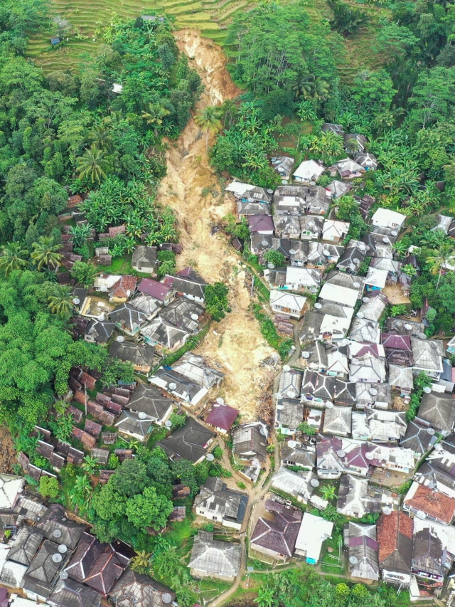 Foto areal kondisi Desa Adat Urug pascabencana tanah longsor dan banjir bandang di Kecamatan Sukajaya, Kabupaten Bogor, Jawa Barat, Jumat (10/1/2020). Foto: ANTARA FOTO/Galih Pradipta