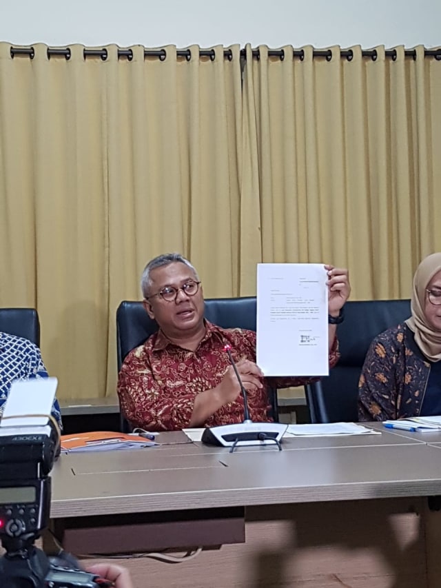 Ketua KPU Arief Budiman tunjukkan surat pengunduran diri Wahyu Setiawan. Foto: Efira Tamara Thenu/kumparan