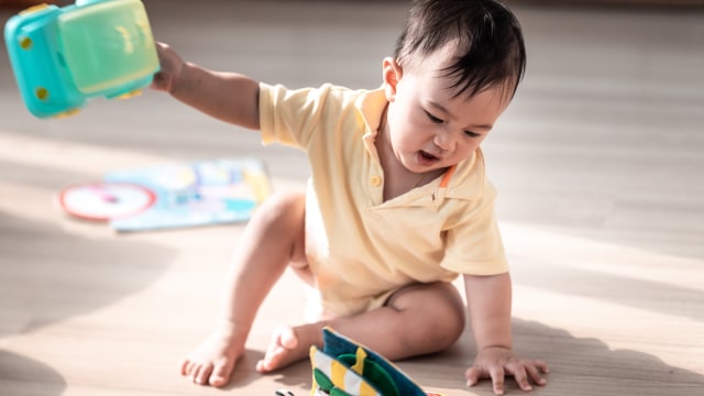 Ilustrasi anak balita melempar barang atau mainan. Foto: Shutter Stock