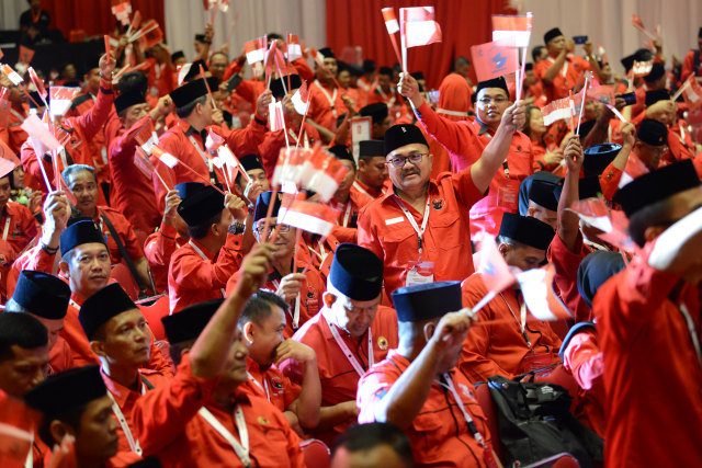 Sejumlah kader PDI Perjuangan mengibarkan bendera Merah Putih dan bendera partai saat pembukaan Rapat Kerja Nasional (Rakernas) I di Jakarta, Jumat (10/1/2020). Foto: ANTARA FOTO/Aditya Pradana Putra