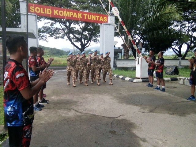 Satgas Yonmek TNI Konga XXIII-M Unifil/Libanon saat tiba di pintu masuk Yonif 9 Marinir BS, Jumat (10/1) | Foto: Penerangan Brigif 4 Marinir/BS