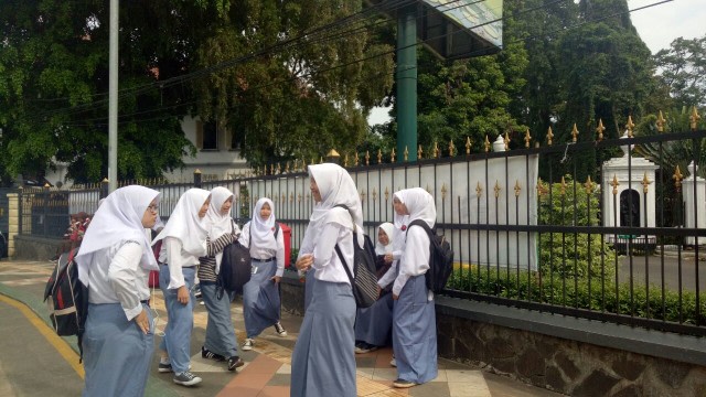 Ilustrasi siswi SMA berjilbab. Foto: Aditia Rijki Nugraha/kumparan