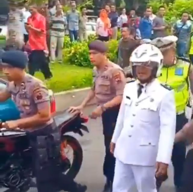 Polisi di Magelang mengamankan kades yang menggeber RX King saat hendak ke pelantikan. (Foto: tangkapan layar Instagram @ndorobeii)
