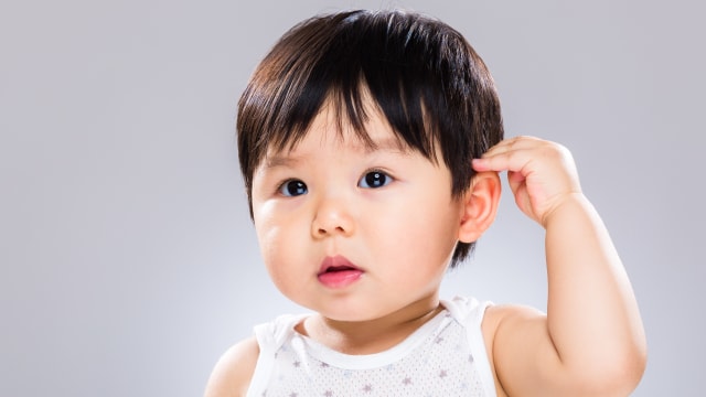 Ilustrasi bayi menggaruk telinga. Foto: Shutter Stock