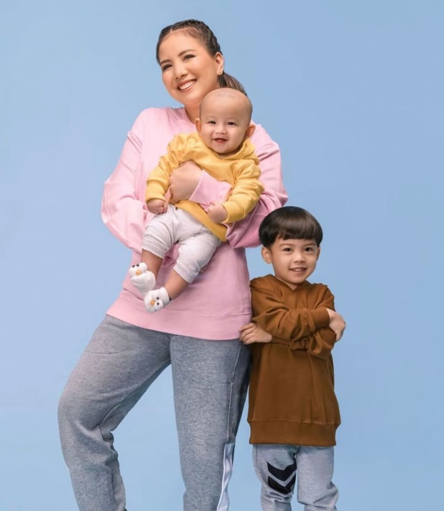 Tya Ariestya bersama anaknya. Foto: Instagram / @tya_ariestya