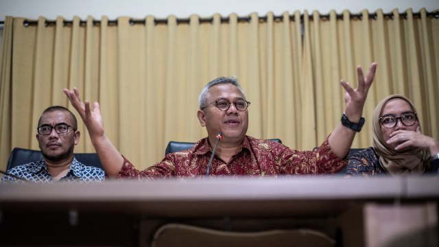 Ketua KPU Arief Budiman (tengah) bersama Komisioner KPU Hasyim Asy'ari (kiri) dan Evi Novida Ginting Manik (kanan) memberikan keterangan pers. Foto: ANTARA FOTO/Aprillio Akbar