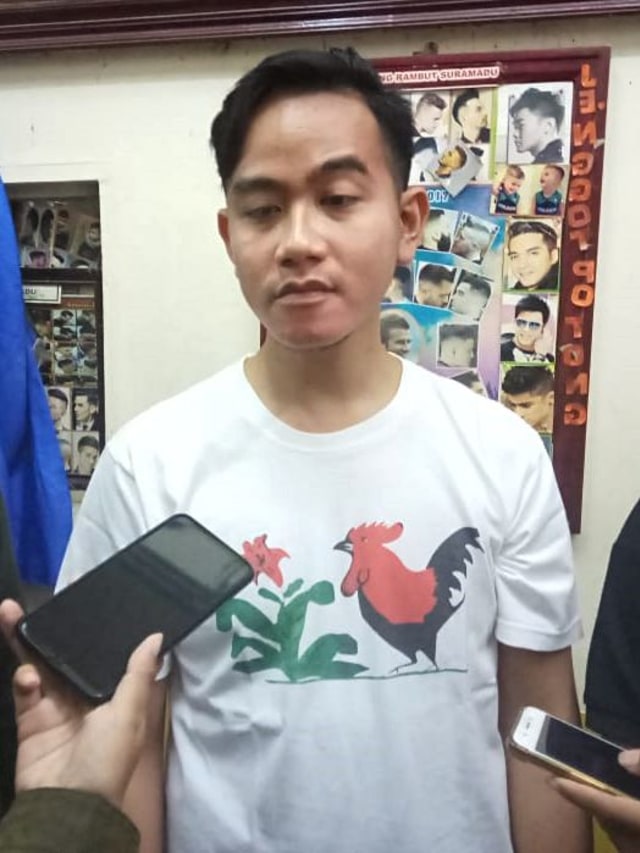 Bakal cawali dari PDIP, Gibran Rakabuming Raka saat bertemu komunitas potong rambut Madura di Solo, Jawa Tengah, Sabtu (11/1).  Foto: kumparan