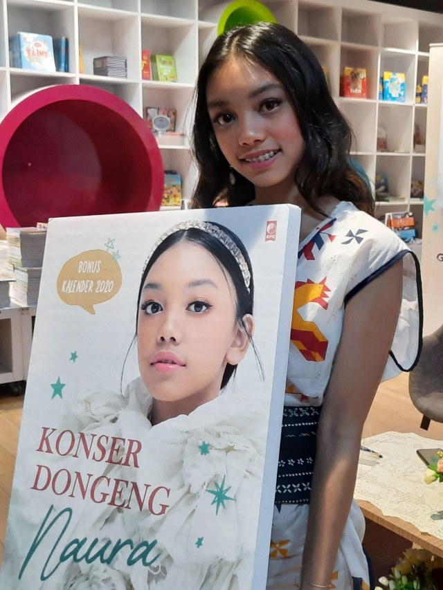 Naura rilis buku baru di Gramedia Central Park, Jakarta Barat, Sabtu (11/1). Foto: Maria Gabrielle Putrinda/kumparan