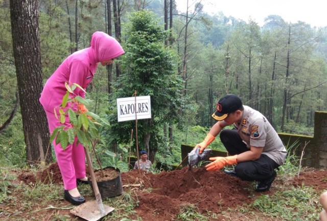 Ini Cara AKBP Rofiq Ripto Ikut Cegah Hutan Gundul di Wilayah Pasuruan