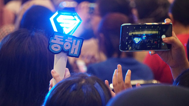 Pengunjung memfoto saat Grup K-pop Super Junior menghibur para penggemarnya saat menggelar konser di ICE BSD, Tangerang, Banten, Sabtu (11/1). Foto: Athletina Melati/kumparan