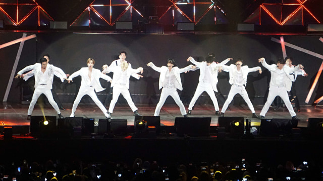 Grup K-pop Super Junior menghibur para penggemarnya saat menggelar konser di ICE BSD, Tangerang, Banten, Sabtu (11/1). Foto: Athletina Melati/kumparan