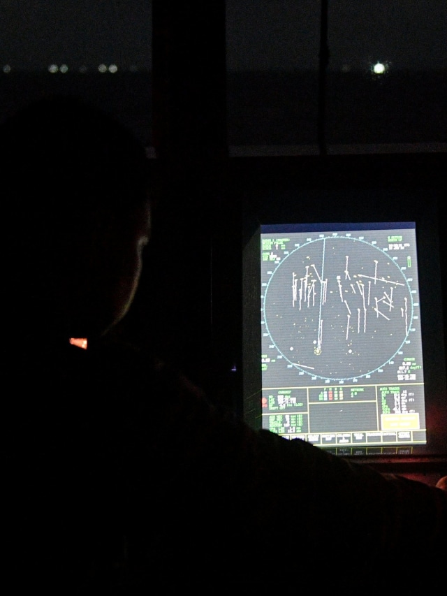 Perwira jaga KRI Usman Harun-359 mengamati radar navigasi saat melaksanakan patroli di ZEE Indonesia Utara Pulau Natuna, Sabtu (11/1).  Foto: ANTARA FOTO/M Risyal Hidayat