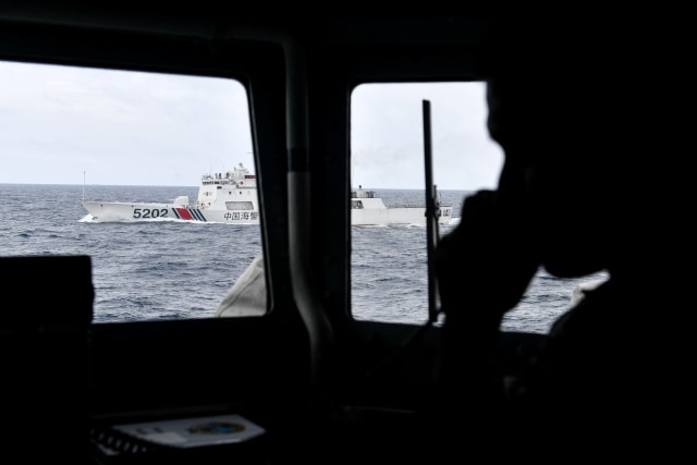 Kapal Coast Guard China membanyangi KRI Usman Harun-359 saat melaksanakan patroli di ZEE Indonesia Utara Pulau Natuna, Sabtu (11/1). Foto: ANTARA FOTO/M Risyal Hidayat