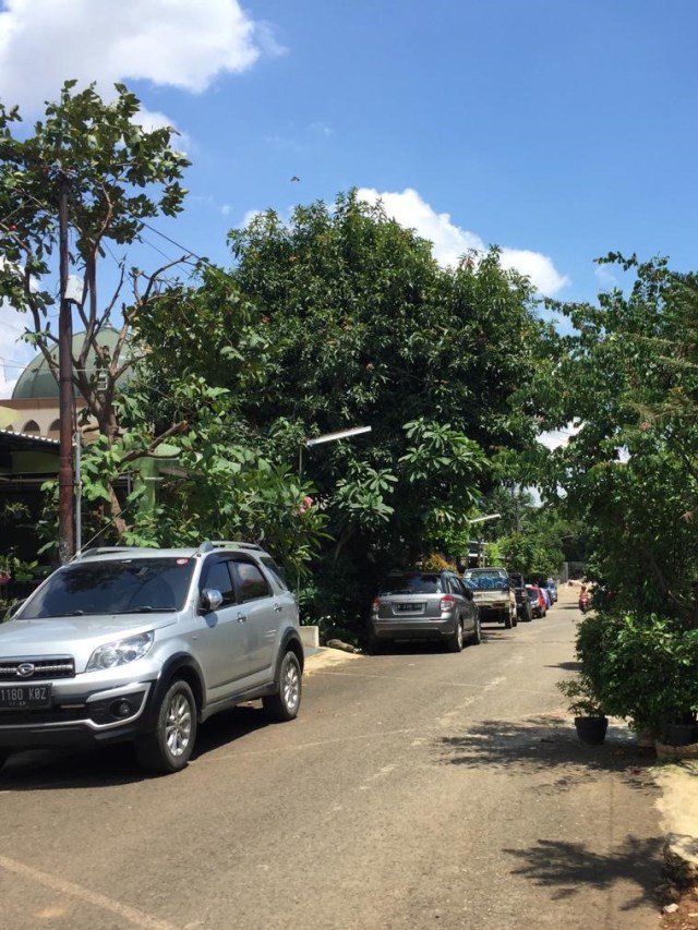 Mobil-mobil di Depok yang diparkir di pinggir jalan, Minggu (12/1). Foto: Muhammad Darisman/kumparan 