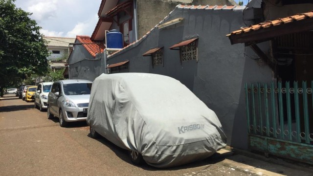 Ilustrasi mobil diparkir di pinggir jalan. Foto: Muhammad Darisman/kumparan 