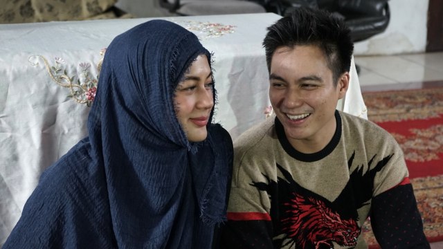 Baim Wong bersama Paula Verhouven syukuran anak pertamanya di kawasan, Ulujami, Jakarta, Minggu, (12/1). Foto: Ronny