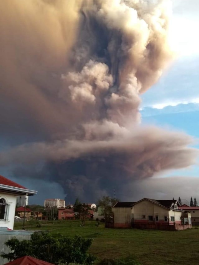 Abu vulkanik terlihat di langit-langit saat meletusnya Gunung Berapi Taal, Kota Tagaytay, Filipina, Minggu (12/1/2020). Foto: Dok. KBRI Manila
