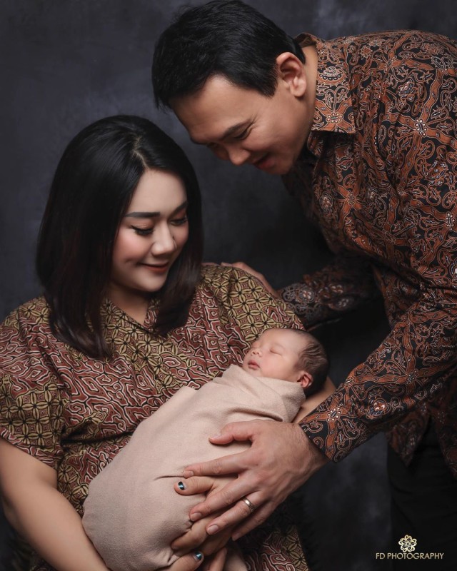 Ahok dan Putri Nastiti Devi foto bersama dengan sang anak  Foto: Instagram @fdphotography