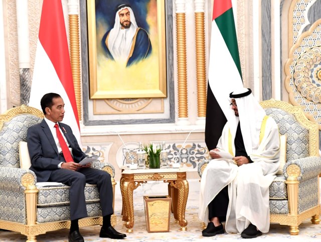 Presiden Jokowi disambut langsung oleh Putra Mahkota UEA, Sheikh Mohamed bin Zayed.  Foto: Biro Pers Sekretariat Presiden, Rusman 