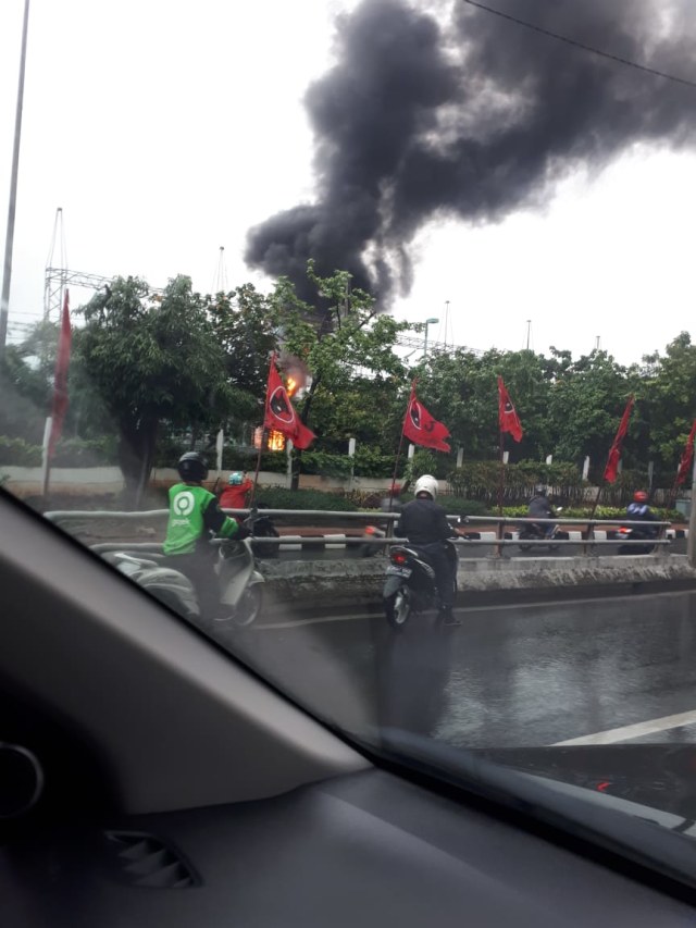 Kepulan asap kebakaran gardu listrik di kawasan ITC Cempaka Mas. Foto: Twitter/@damkar_jakpus