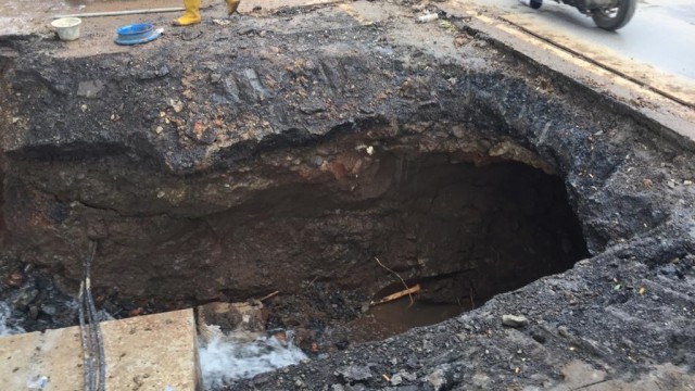 Kondisi jalan ambles di Daan Mogot, Tangerang. Foto: Abyan Faisal Putratama/kumparan