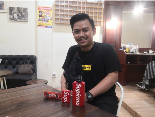 Brand Supirmu asal Samarinda milik Andi Fachriadil ini berhasil menarik perhatian pecinta fashion Tanah Air dengan namanya yang nyeleneh | Photo by Karja/Risky