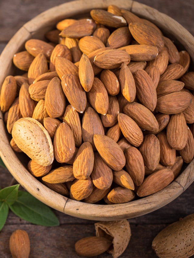 Ilustrasi kacang almond. Foto: Shutter Stock