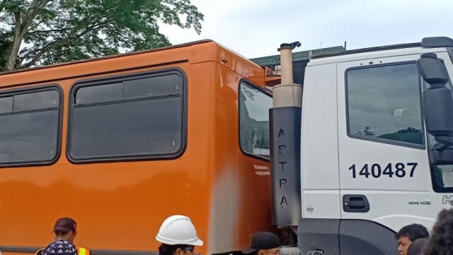 Bus pengangkut karyawan Freeport ditembaki orang tak dikenal. Foto: Dok. Istimewa 