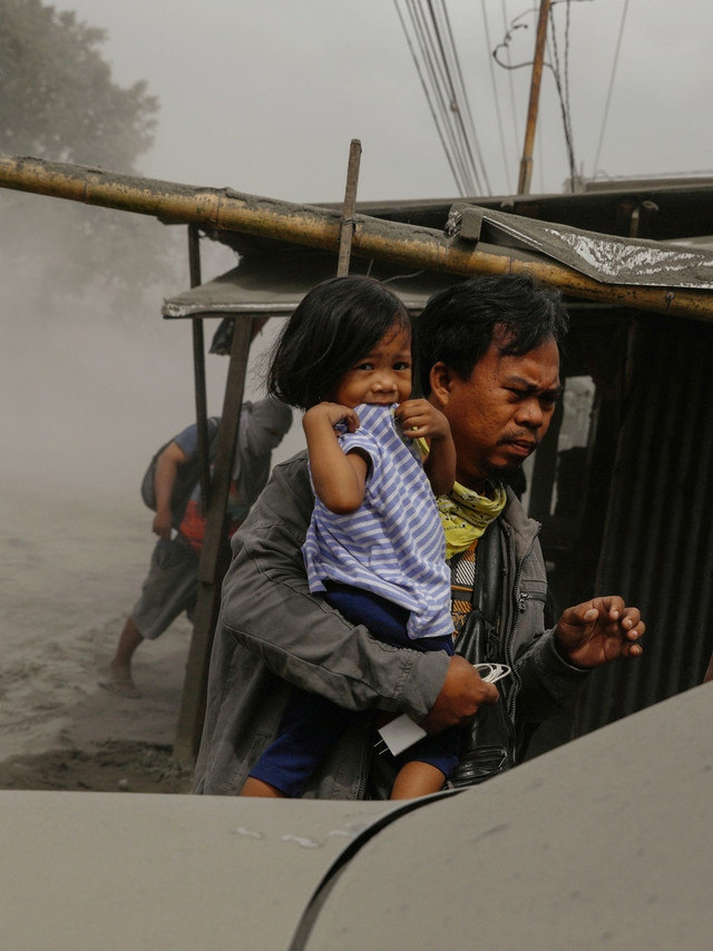 Warga yang tinggal di dekat letusan Gunung Taal mengungsi di Lemery, Batangas City, Filipina. Foto: REUTERS / Eloisa Lopez