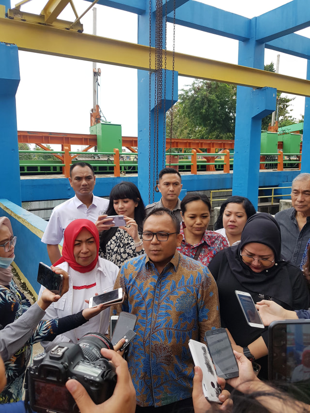 Anggota DPRD DKI Fraksi Golkar Basri Baco (tengah) saat melakukan sidak. Foto: Efira Tamara Thenu/kumparan