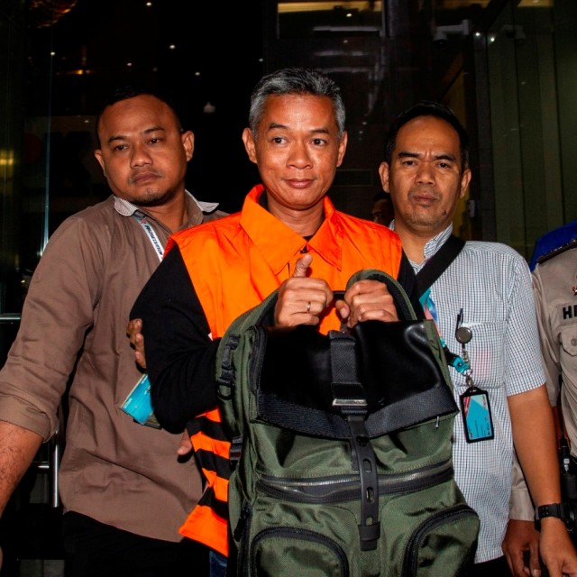 Komisioner KPU Wahyu Setiawan mengenakan rompi tahanan usai menjalani pemeriksaan di gedung KPK, Jakarta, Jumat (10/1/2020) dini hari. Foto: ANTARA FOTO/Dhemas Reviyanto