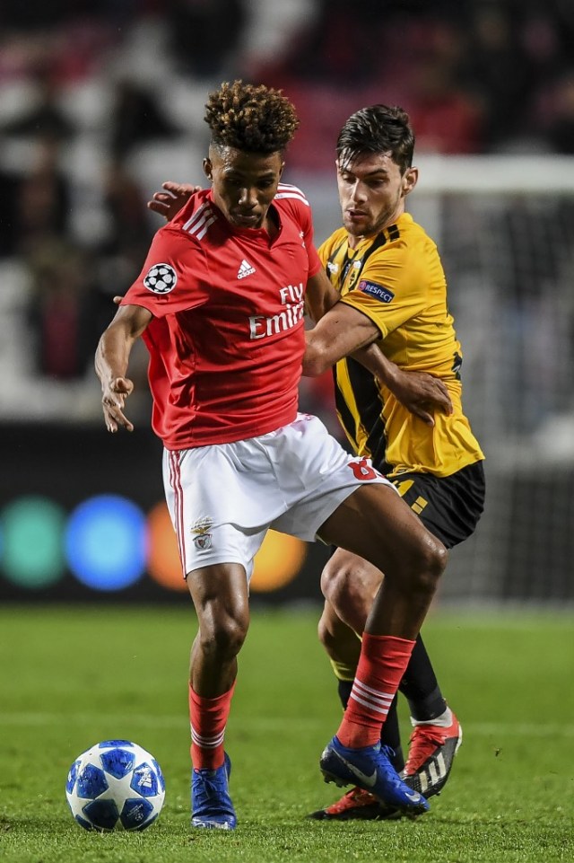 Gelandang Benfica, Gedson Fernandes, berduel melawan pemain AIK Athena.  Foto: PATRICIA DE MELO MOREIRA / AFP