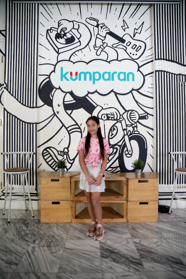 Penyanyi Izellah Connelly saat wawancara eksklusif di kantor kumparan. Foto: Fitra Andrianto/kumparan