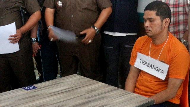 Tersangka pembunuh hakim Jamaluddin, Jefri Pratama jalani rekonstruksi di Kafe Warung Every Day, Medan. Foto: Rahmat Utomo/kumparan