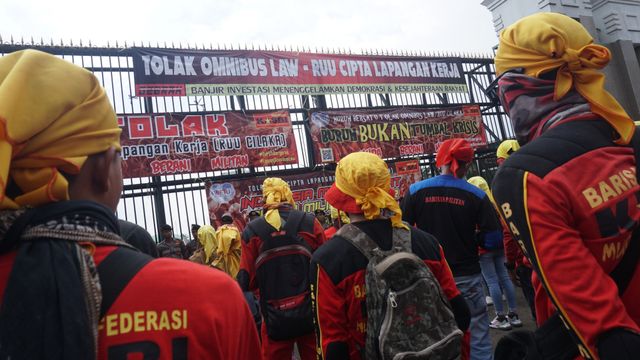 Sejumlah buruh melakukan aksi tolak Omnibus Law RUU Cipta Lapangan Kerja di depan Gedung Dewan Perwakilan Rakyat (DPR) RI, Jakarta, Senin (13/1).  Foto: Fanny Kusumawardhani