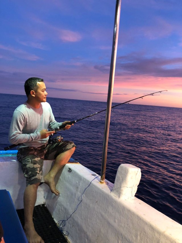 Direktur RSUD Pemangkat, Dr Achmad Hardin, memancing di Laut Nautna. Foto: Dok Hi!Pontianak